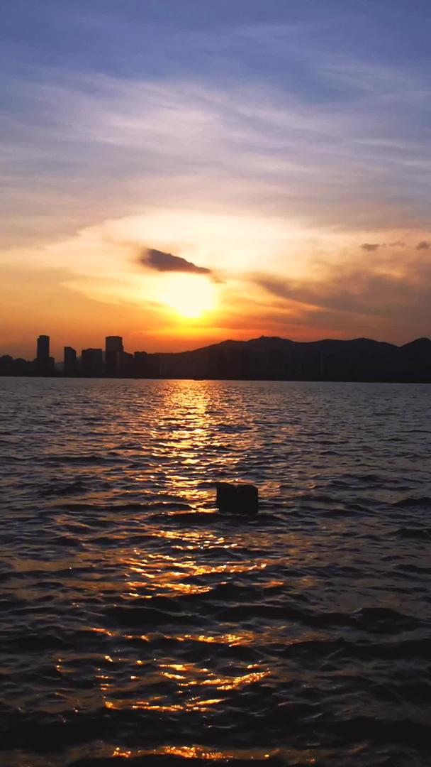 拍摄海边城市日落夕阳落日余晖视频的预览图