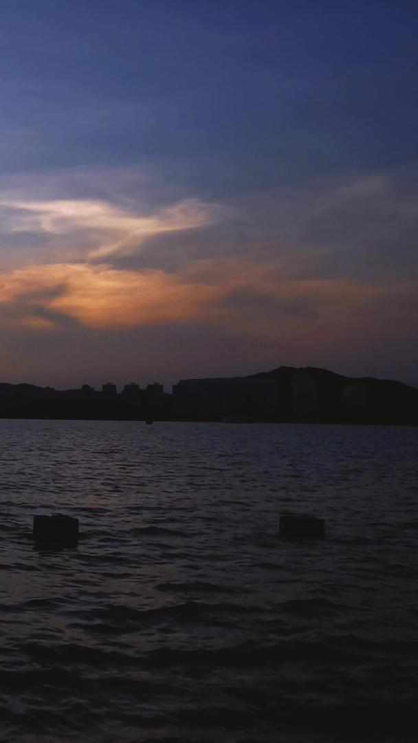 拍摄海边城市日落夕阳落日余晖视频的预览图