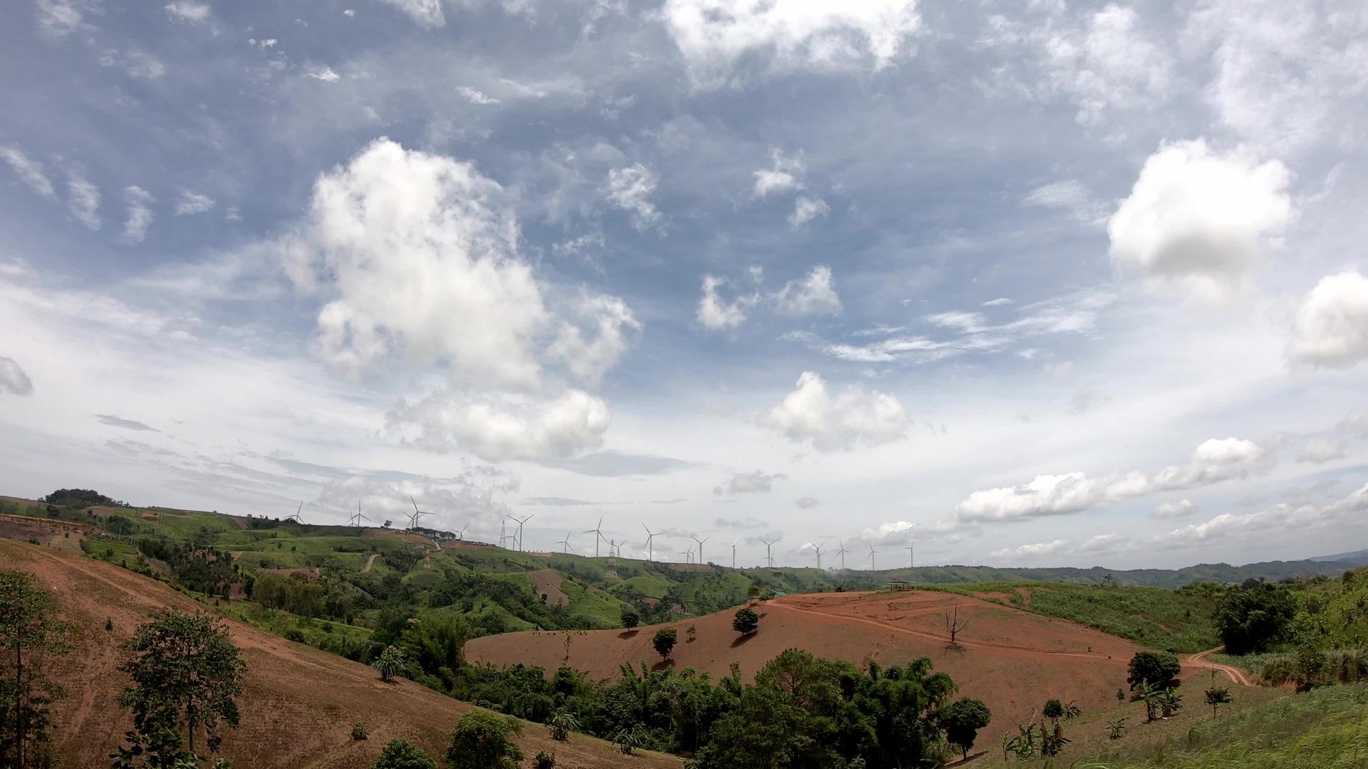 风力涡轮机在山上产生电场天空中美丽的云在泰国视频的预览图