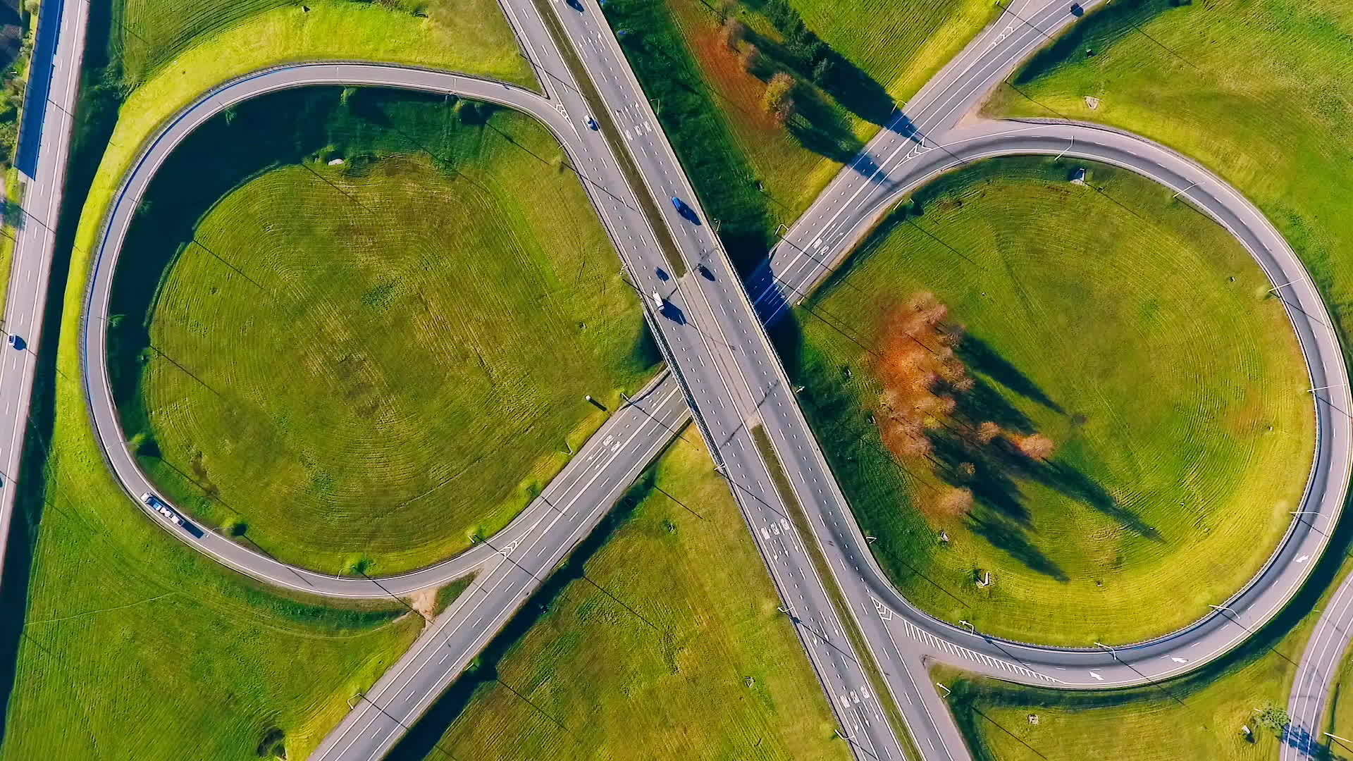 在公路交接上行驶的车辆视频的预览图