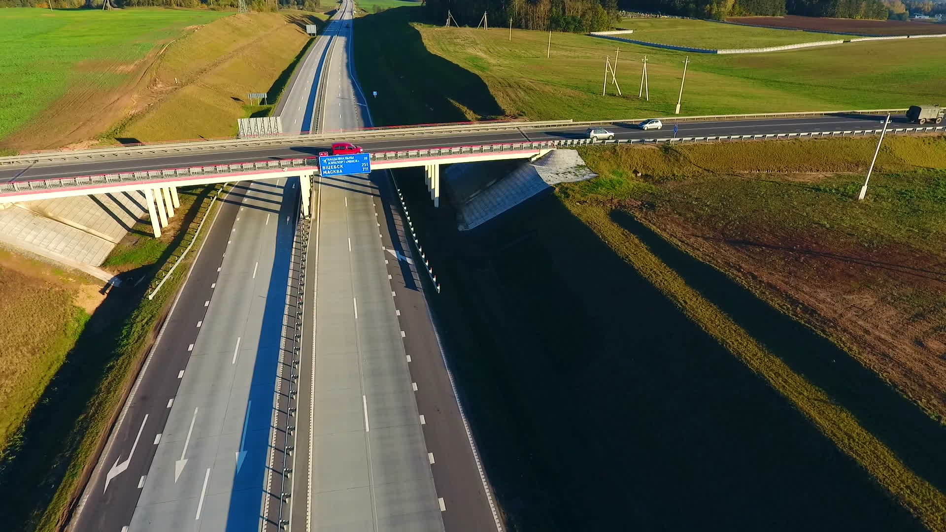 在高速公路桥上行驶的汽车空中观察十字路口汽车桥高速公路视频的预览图