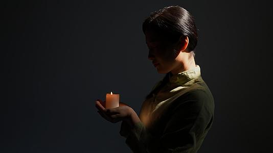 女孩手捧着蜡烛祈祷视频的预览图