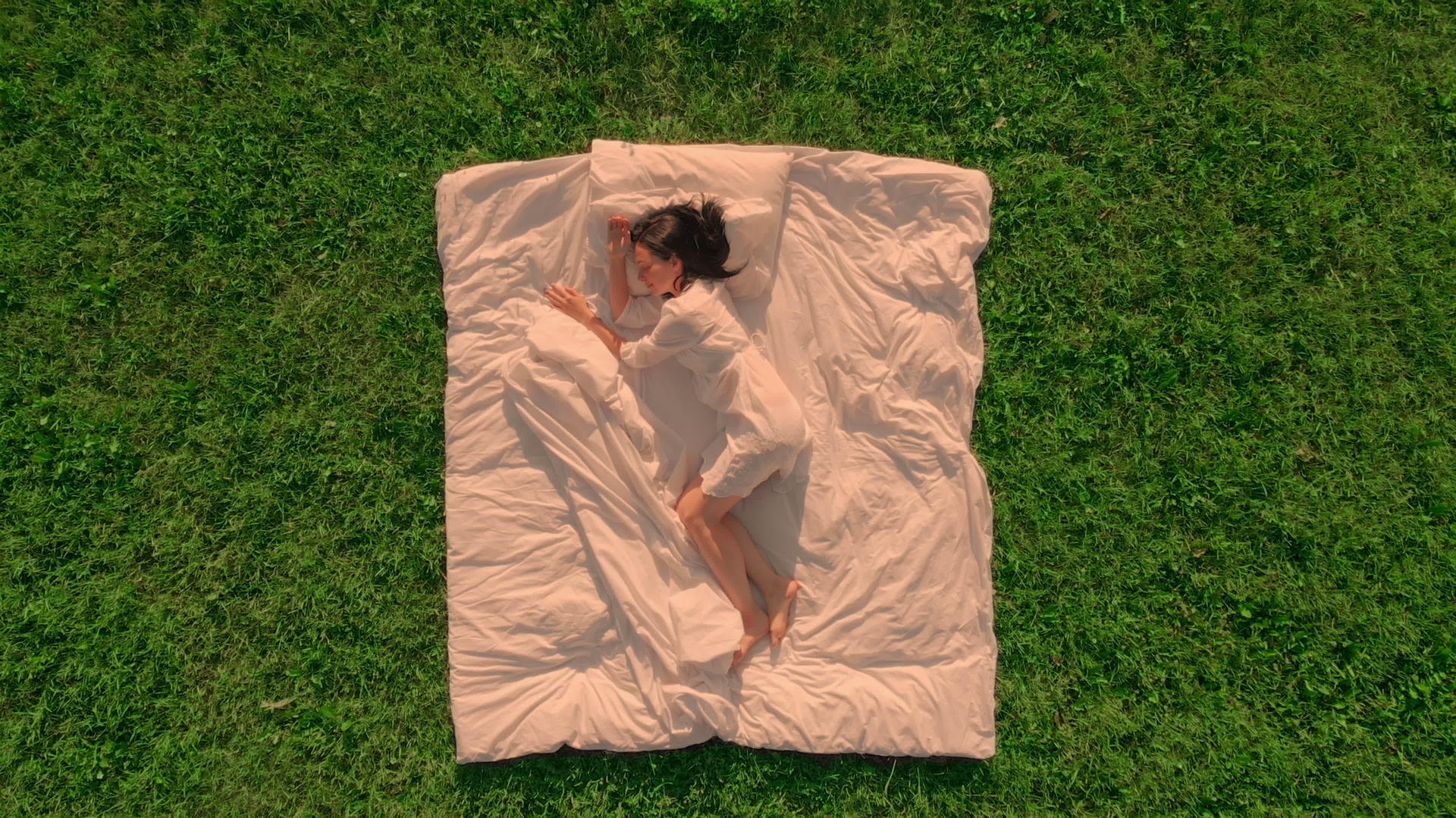 女性在室外草地上的夜空中睡眠视频的预览图