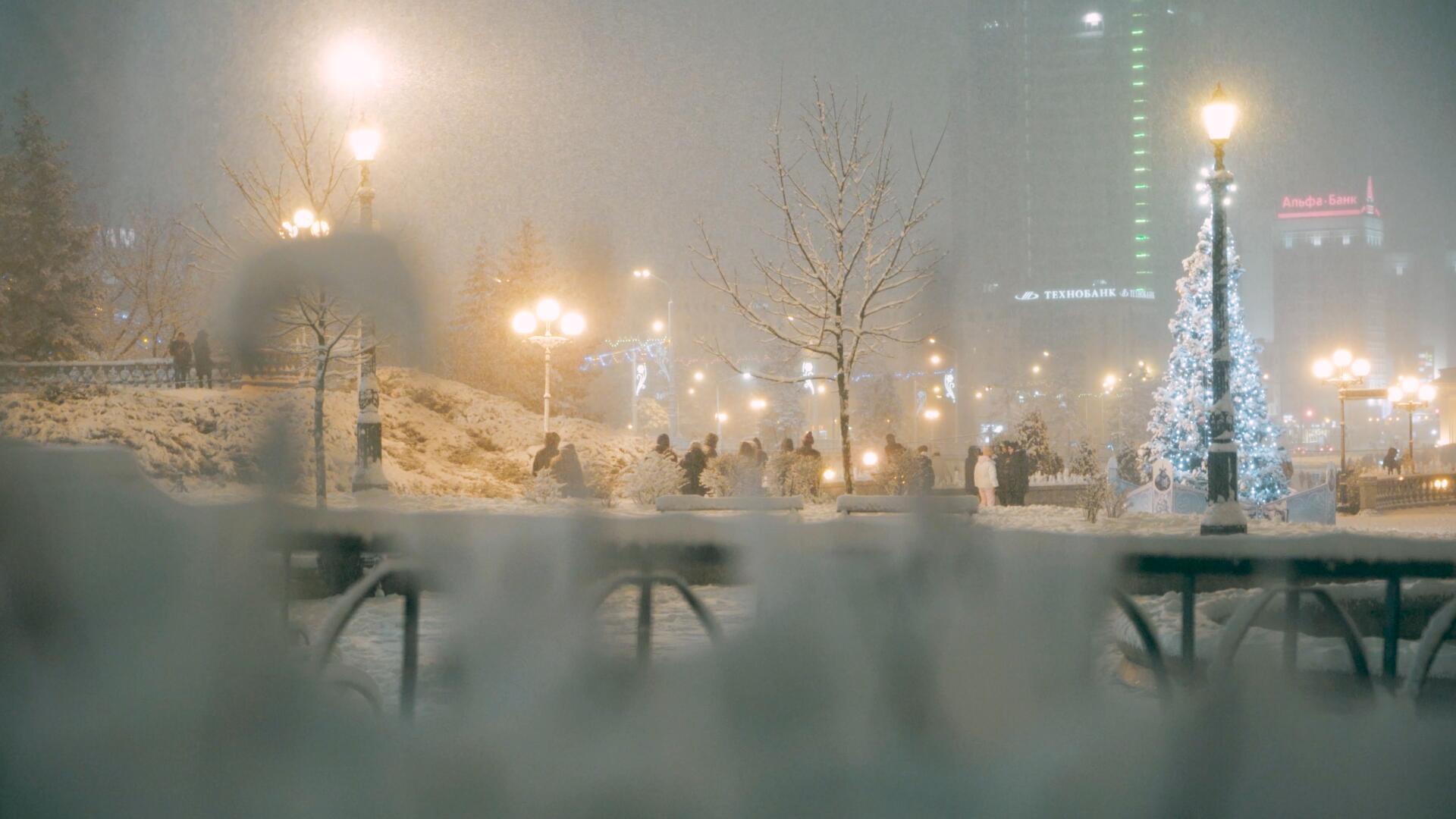 圣诞节夜晚城市街头飘落雪花视频的预览图