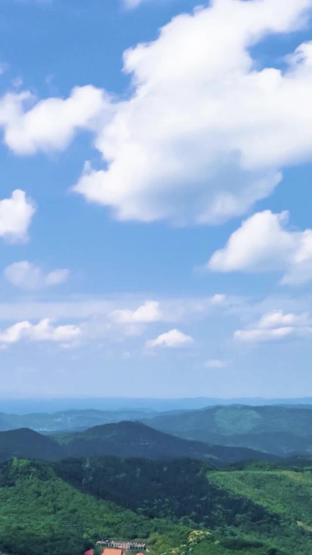 航拍大山蓝天白云移动延时摄影视频的预览图