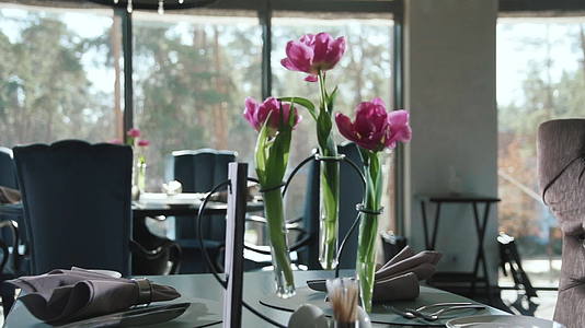 用餐巾和餐具在餐桌上盛花视频的预览图