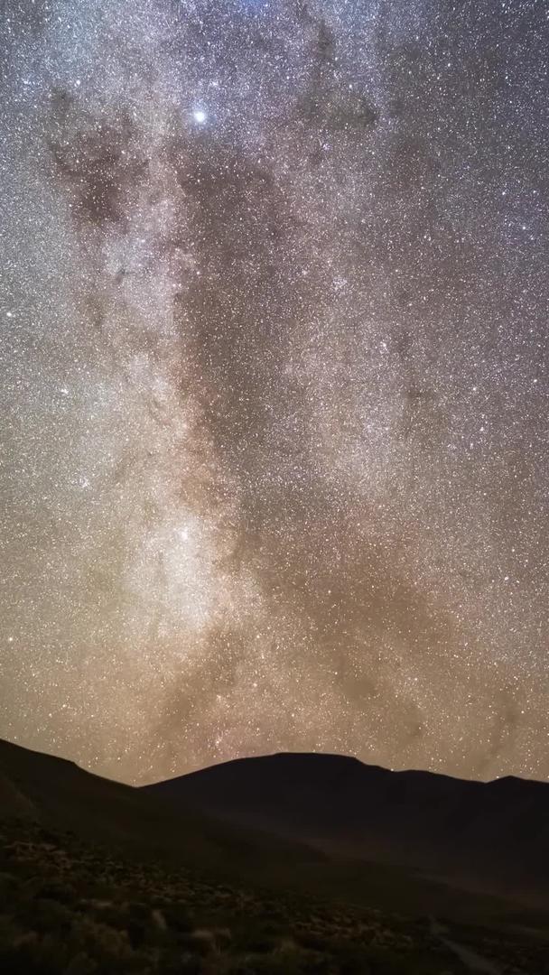 大山戈壁滩星空银河延迟视频的预览图
