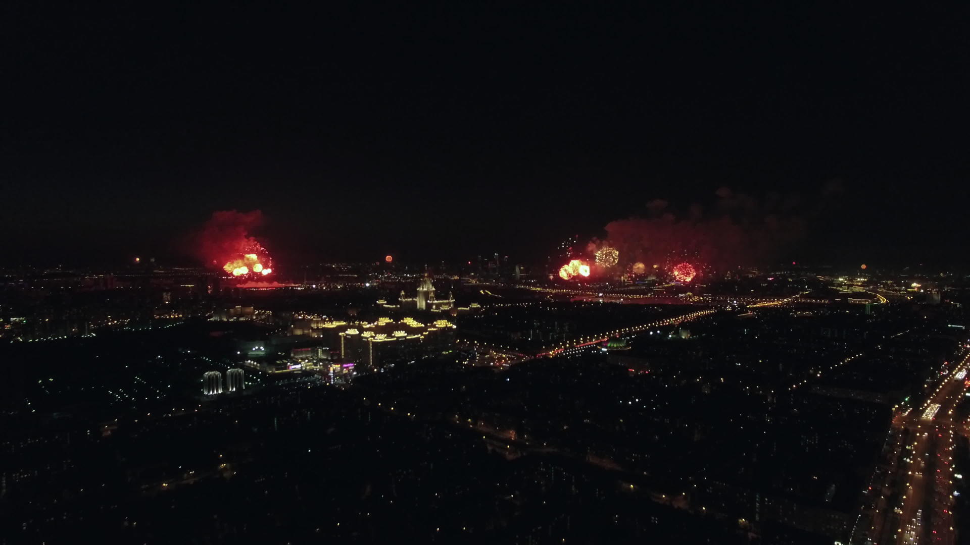 莫斯科的烟火在夜间爆发庆祝胜利日和夜间视频的预览图