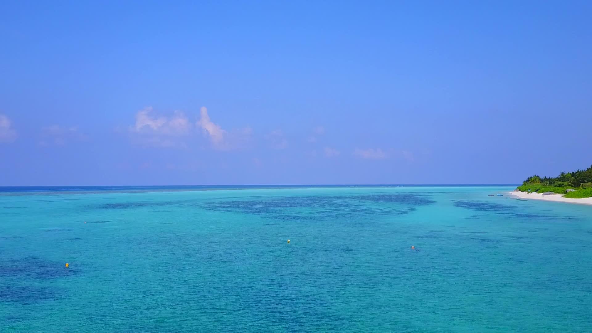 无人驾驶飞机飞越白色海滩背景的透明海洋旅行视频的预览图
