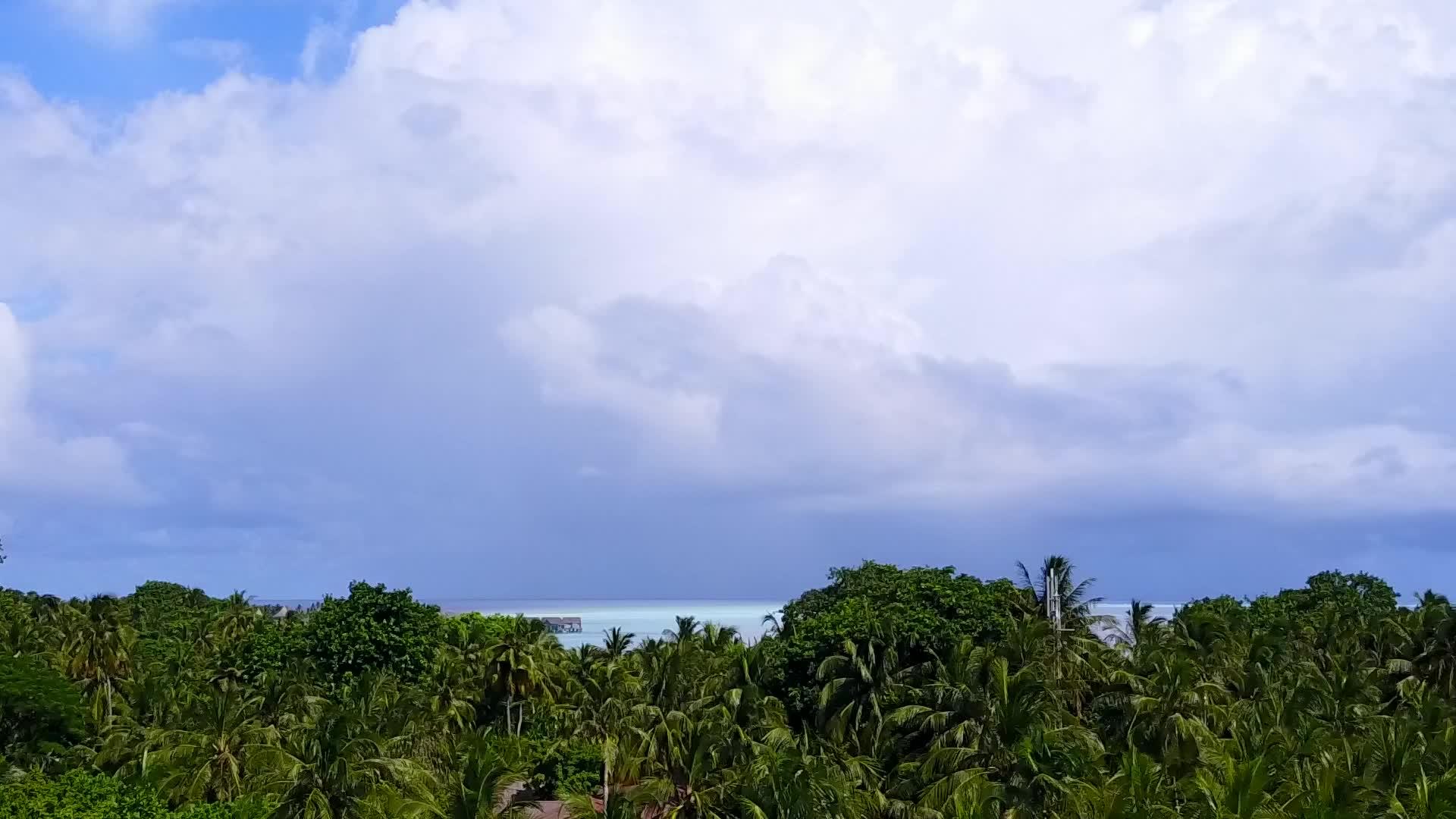 蓝绿色的海洋和白沙背景下美丽的泻湖海滩度假空中海景视频的预览图