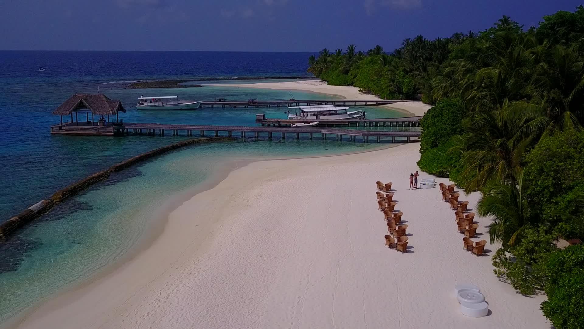 蓝色环礁湖采用无沙背景的蓝沙无人驾驶飞机视频的预览图