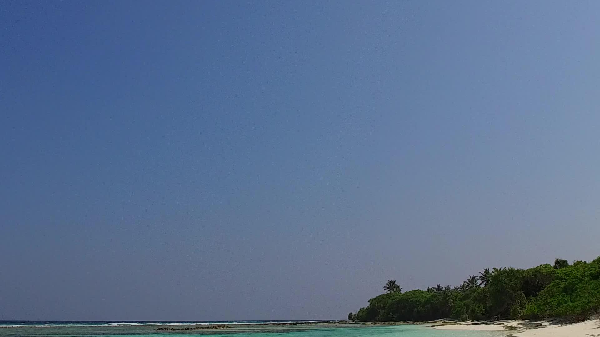 蓝海海滩航行以白沙为背景视频的预览图