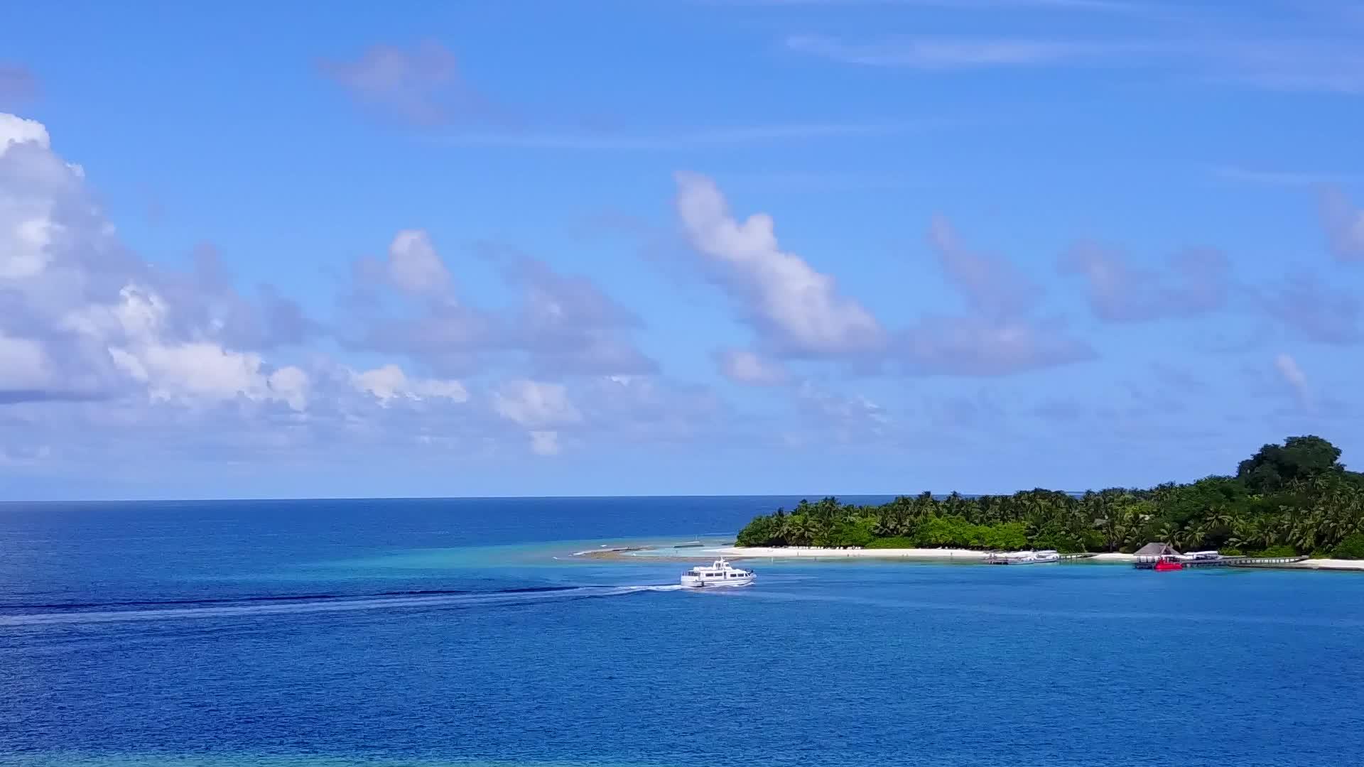 白沙背景浅海安静海滩冒险空中无人机摘要视频的预览图