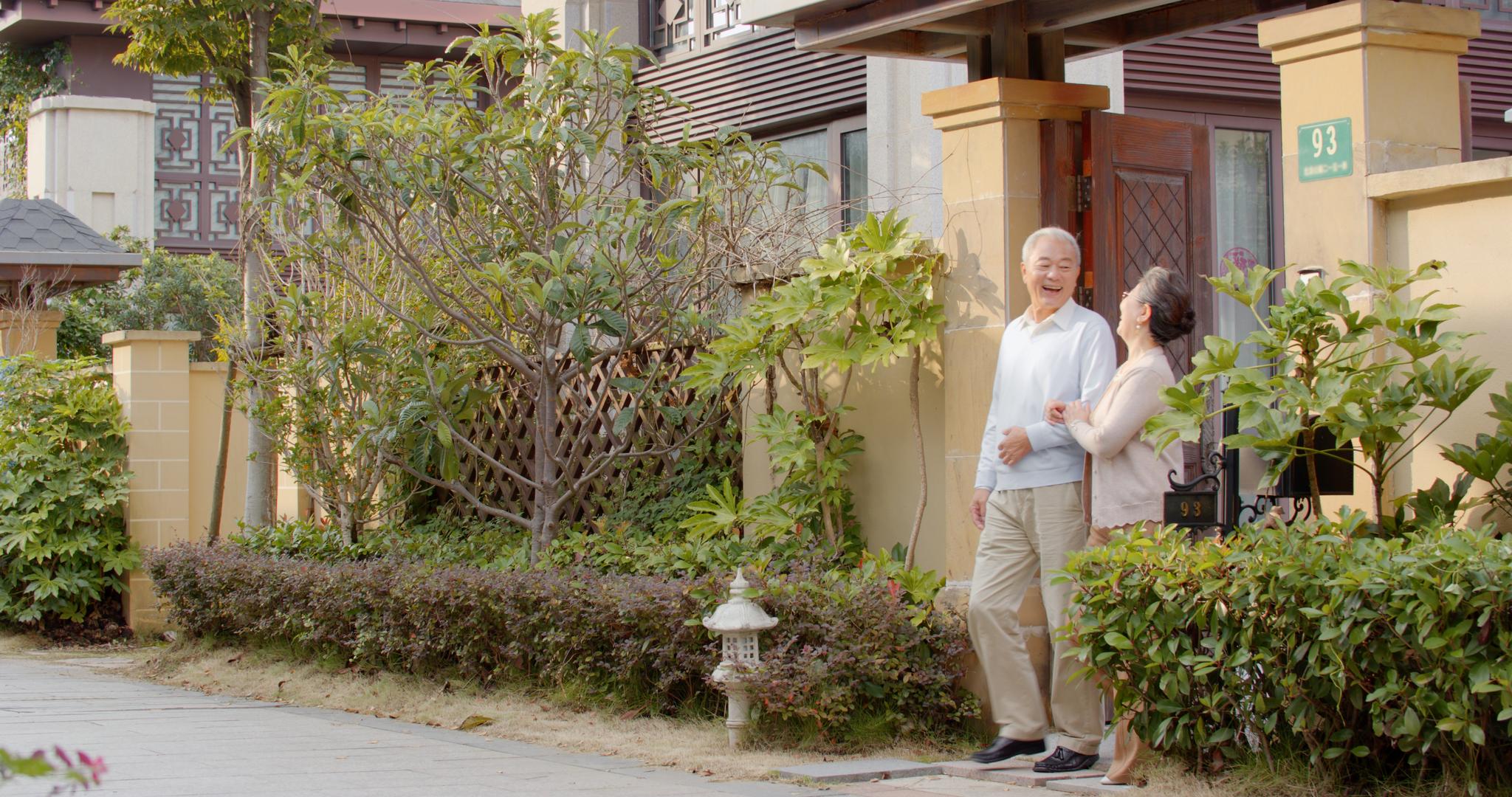 小区散步的退休夫妇视频的预览图