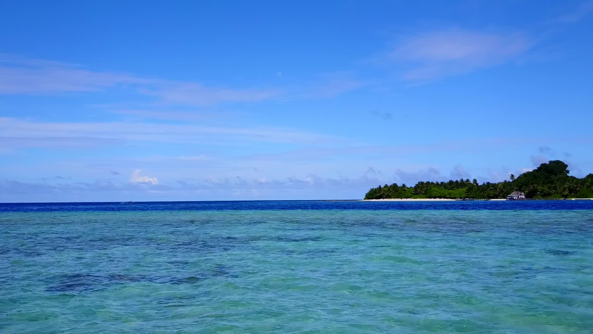 蓝色环礁湖和白蓝色环礁湖和白沙的背景下在度假胜地视频的预览图