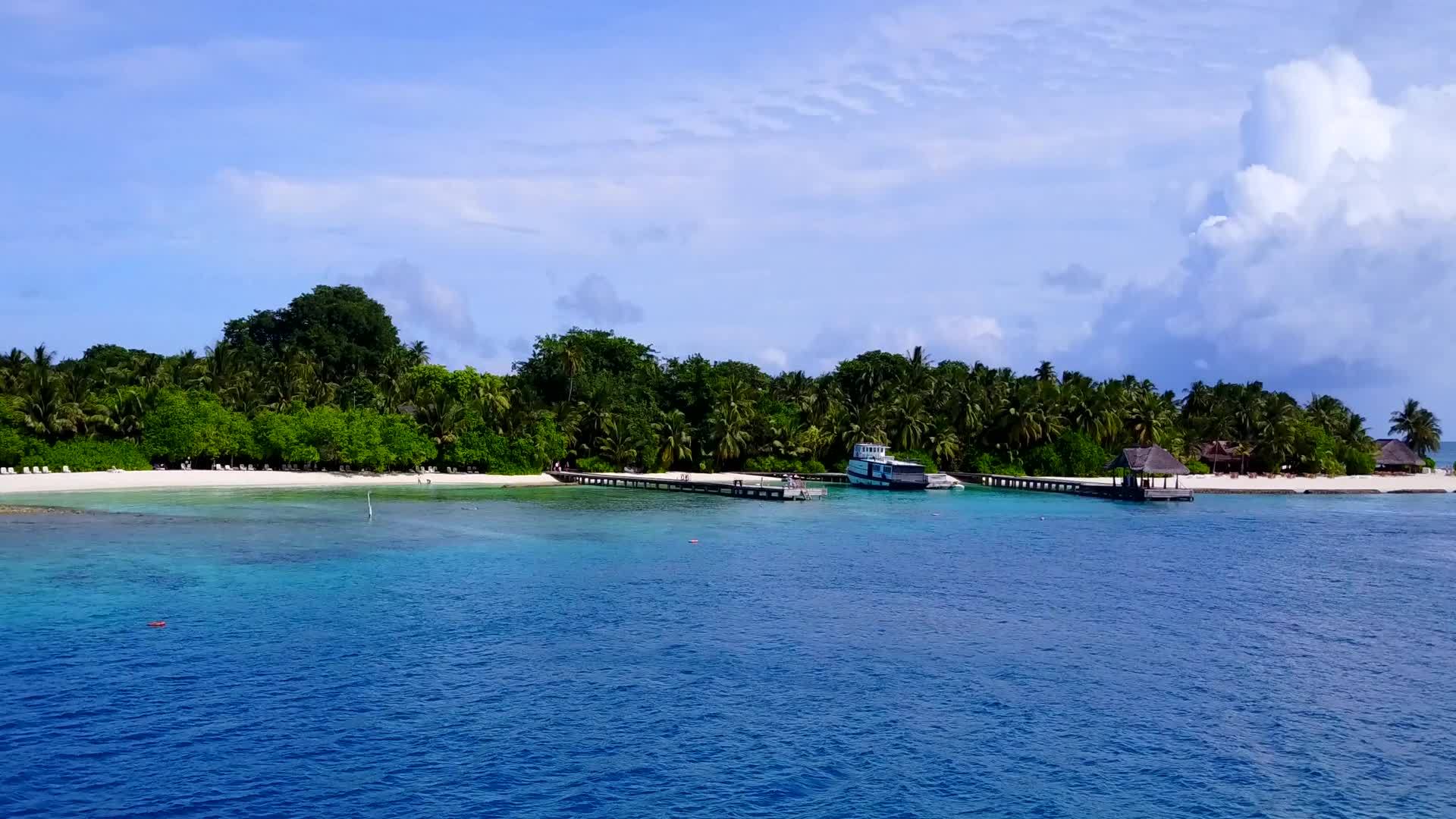 蓝色环礁湖和白色沙滩背景热带游客在海滩上探索风景视频的预览图