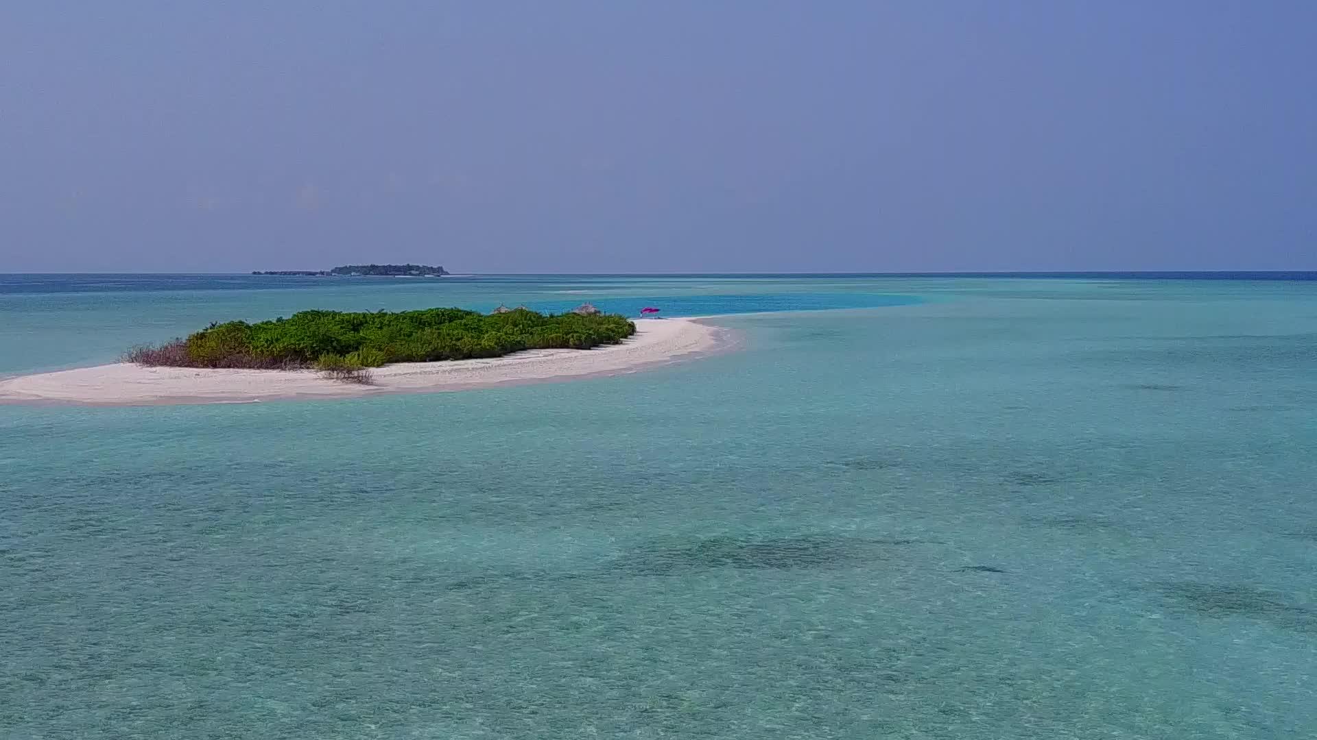 热带海岸有透明的海洋和白色的海滩视频的预览图