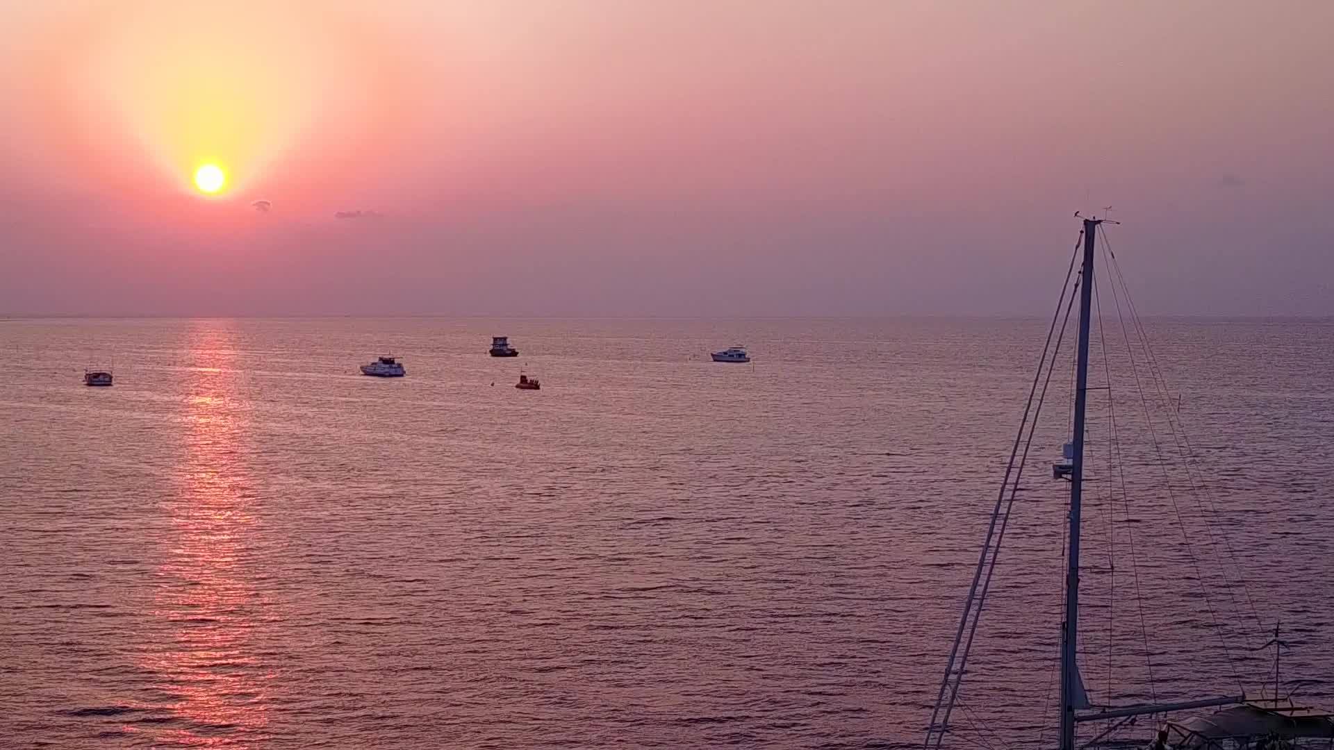 浅水和白沙背景下的异国情调海滨海滩视频的预览图