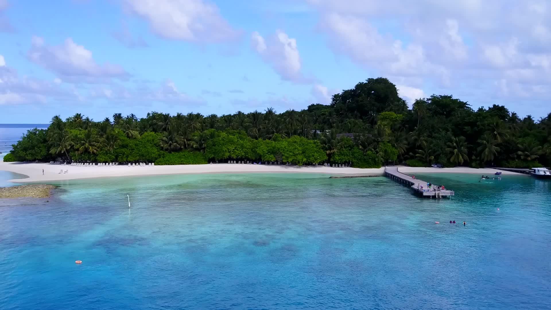 以蓝水和白沙为背景的奇怪海滩时间自然无人驾驶视频的预览图