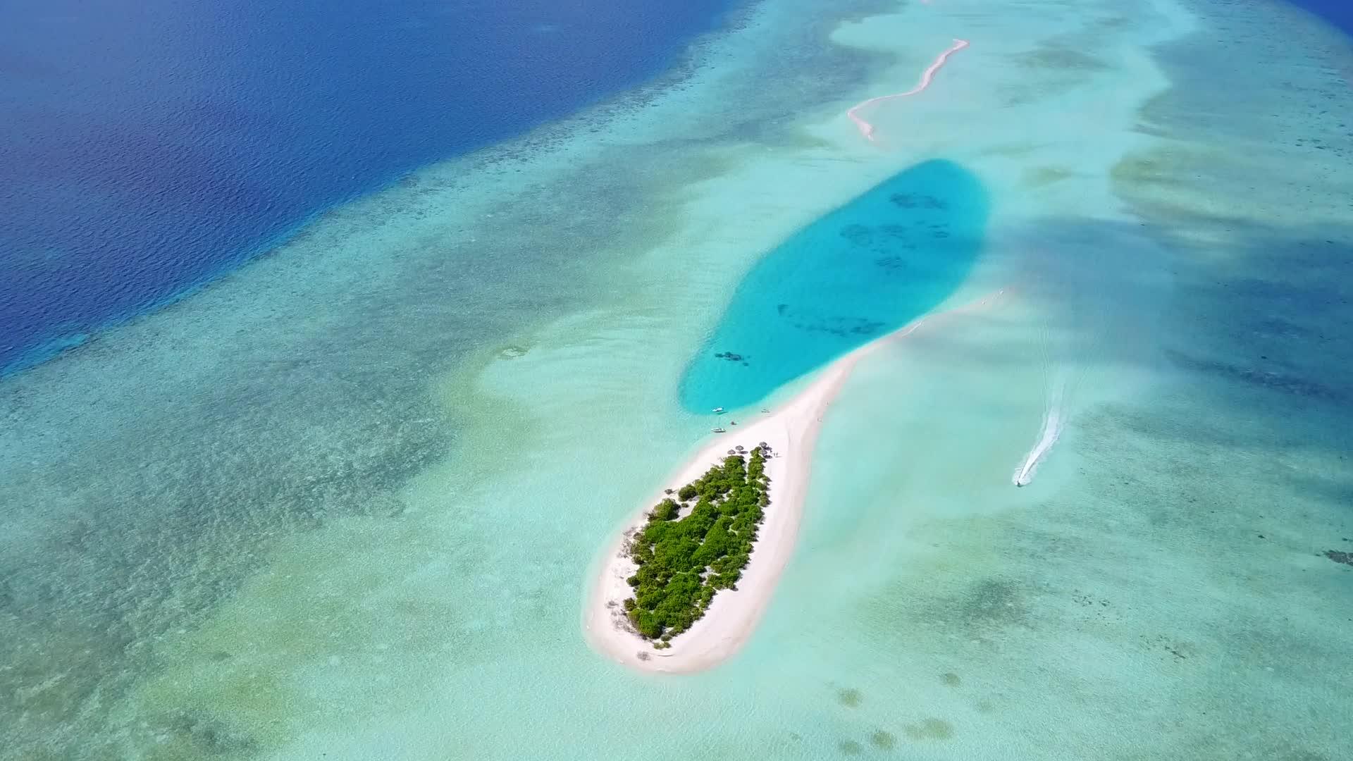 在蓝色海洋和白色海滩的背景下在宁静的海滩上航行的空中无人机视频的预览图