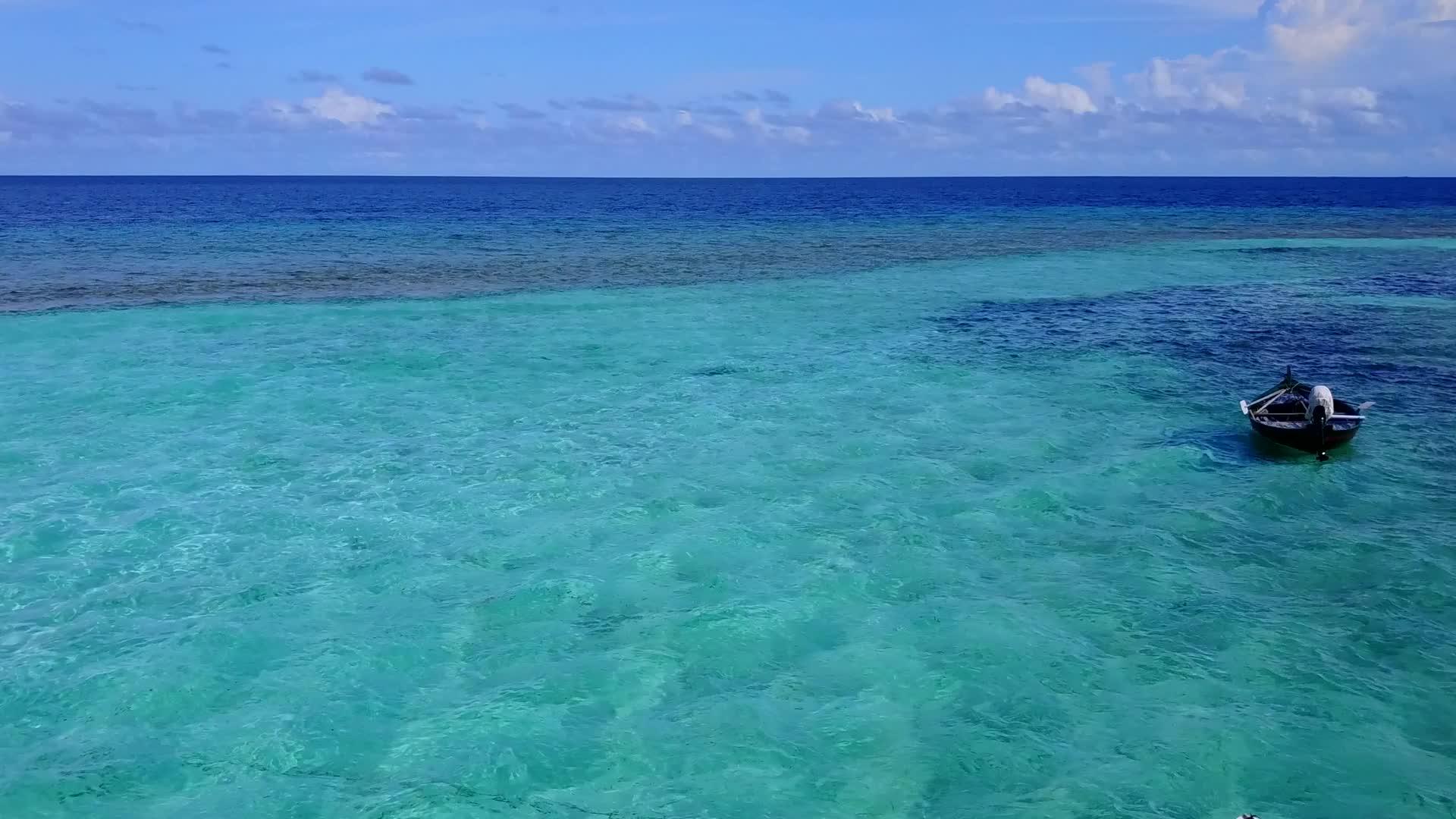 以蓝观察以蓝水和浅沙为代表的热带沿海海滩视频的预览图