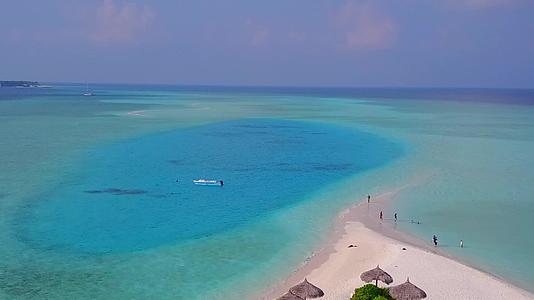 田园诗般的岛屿海滩时空中的天空包含着蓝色的海洋和白色的沙子视频的预览图