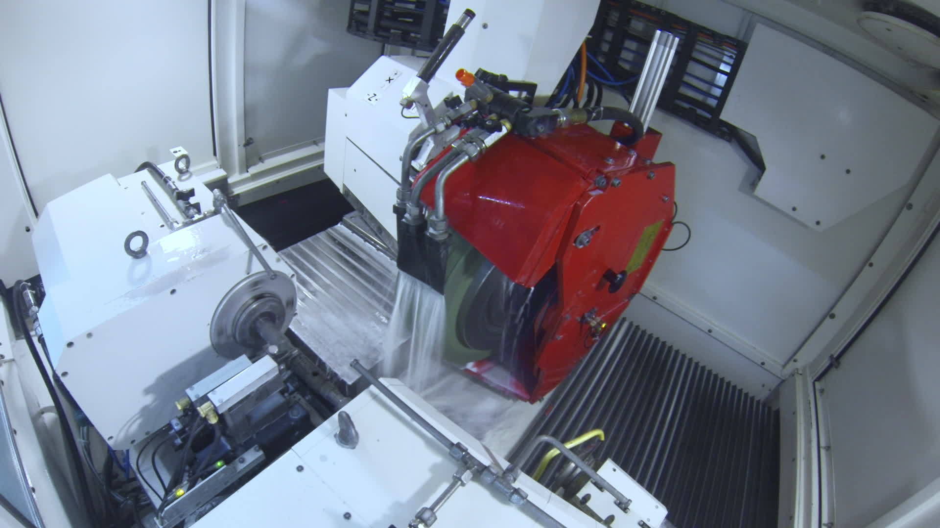 工厂车间的工业机械视频的预览图