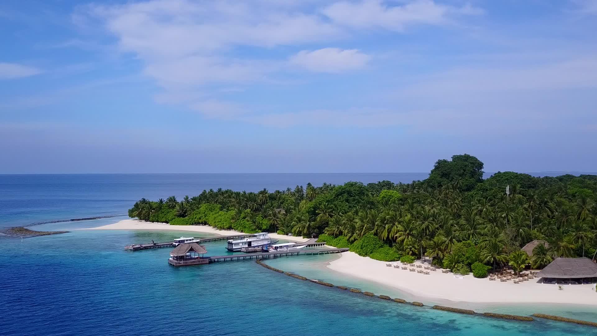 利用蓝绿水和白沙背景的蓝绿水放松海岸线海滩之旅视频的预览图