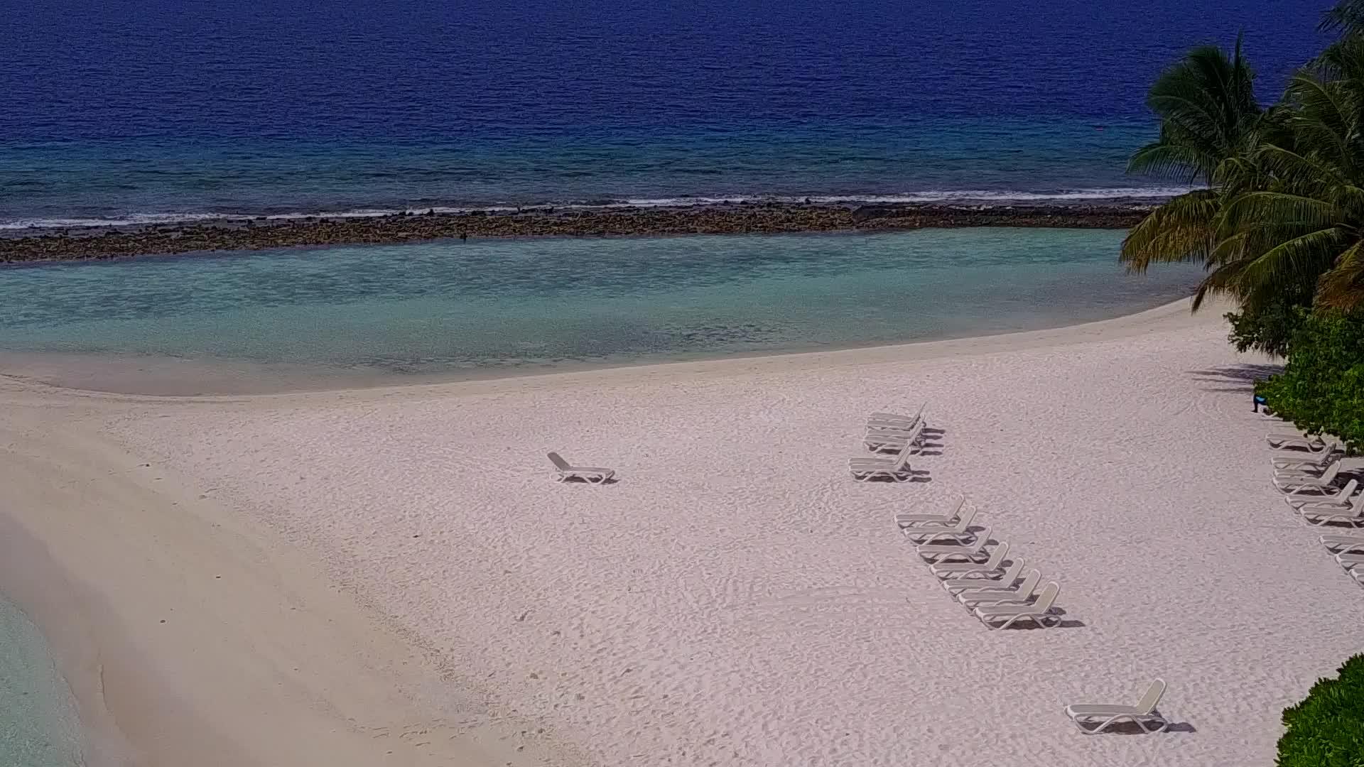 蓝色环礁湖以白色沙滩为背景观察异国海景海滩时间视频的预览图