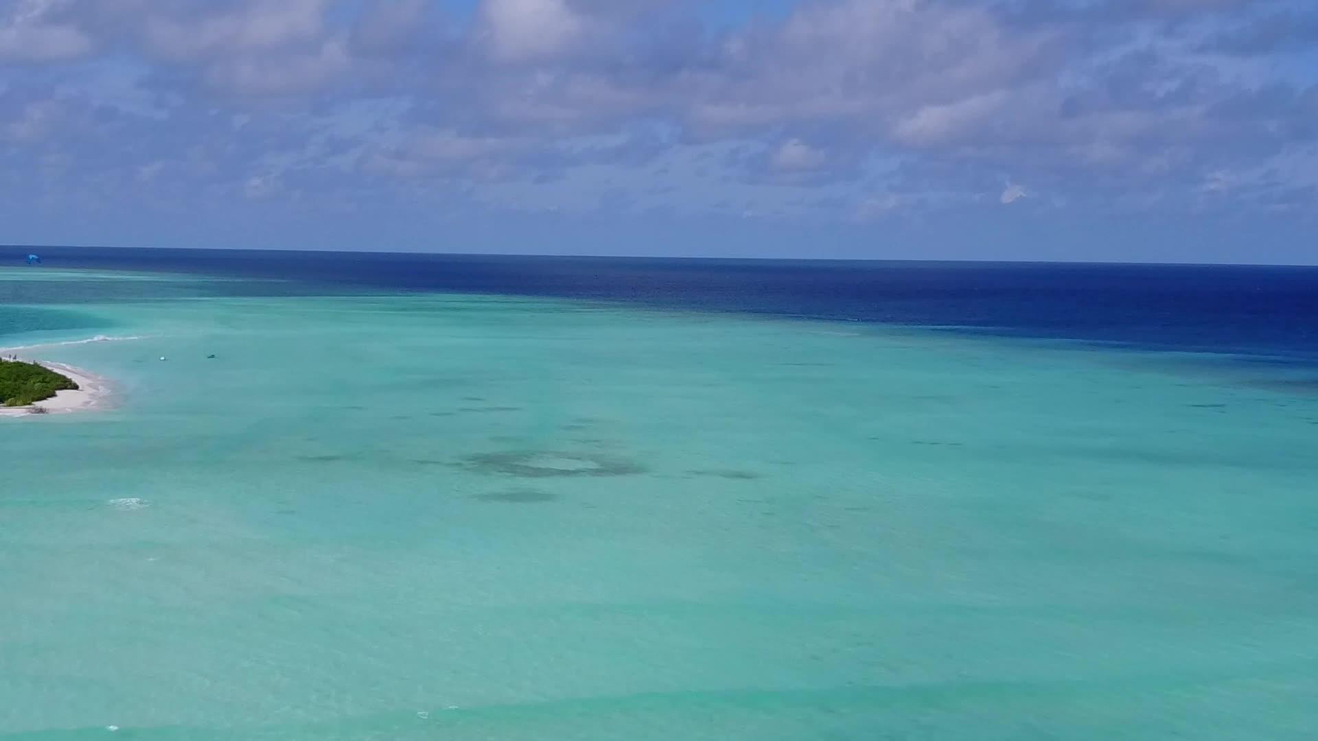 无人驾驶无人驾驶环礁湖海滩浅海和白沙背景度假视频的预览图