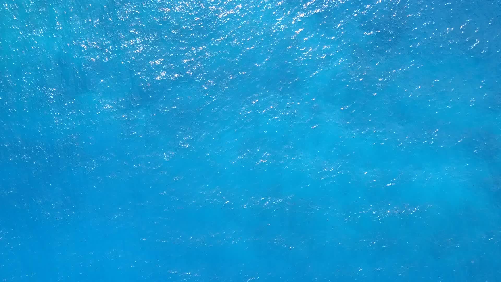 在清泻湖和白沙的背景下天堂泻湖海滩时间无人机空中海景视频的预览图
