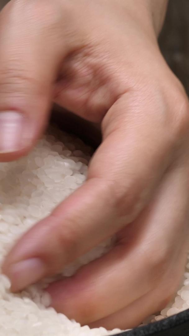 单手抓一把米饭视频的预览图