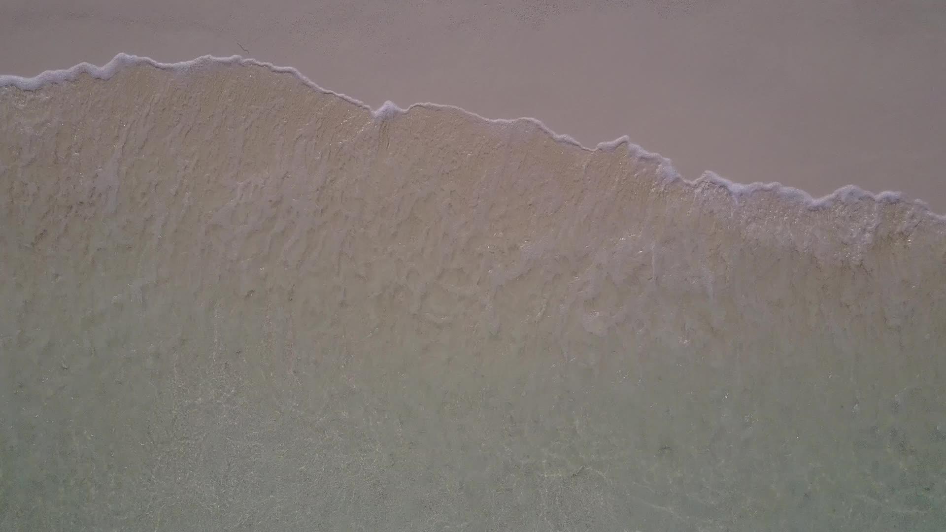 以白色沙土背景的蓝色环礁湖为例从空中观察奇怪的海岸线视频的预览图