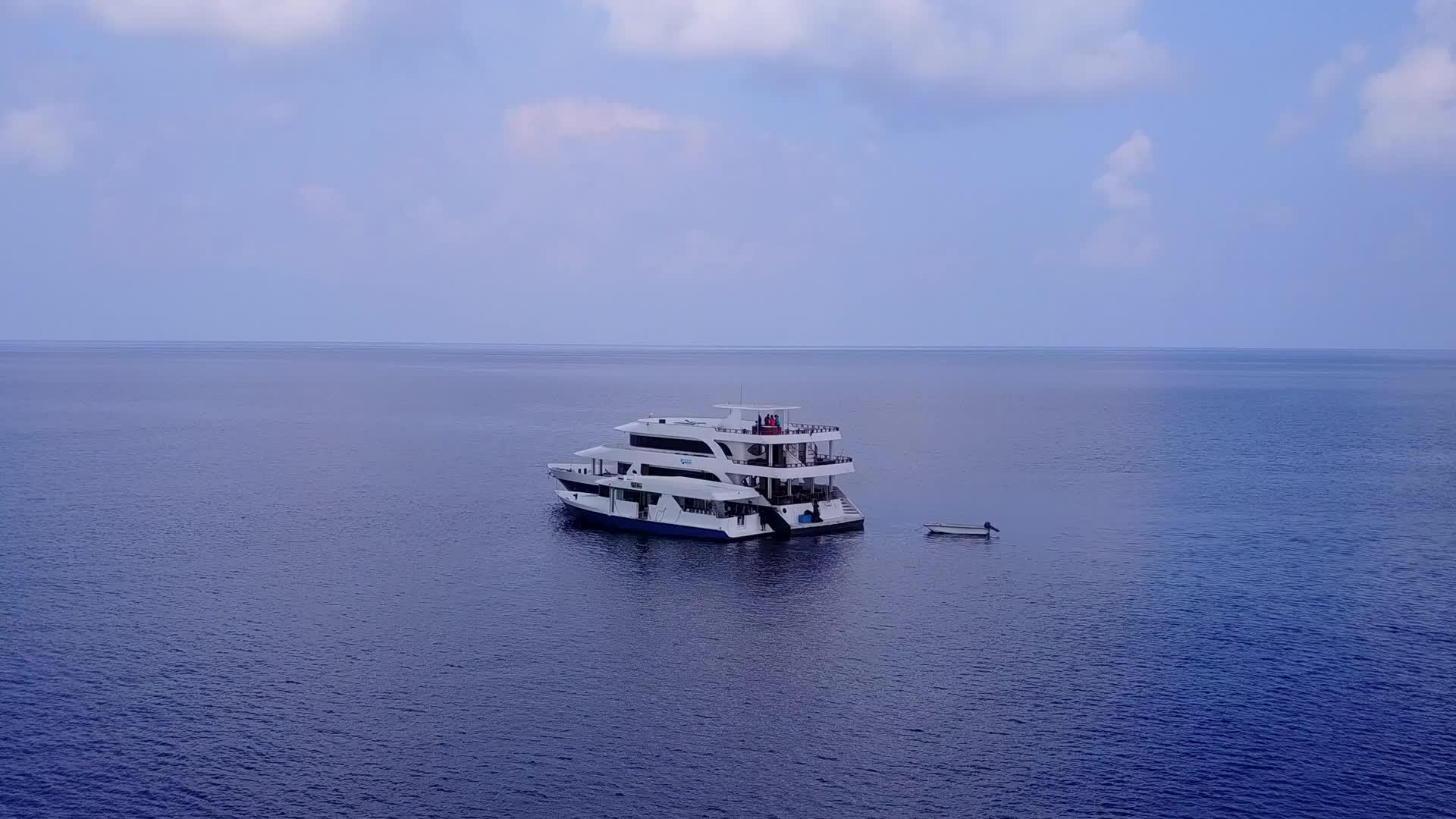 蓝海上的游轮视频的预览图
