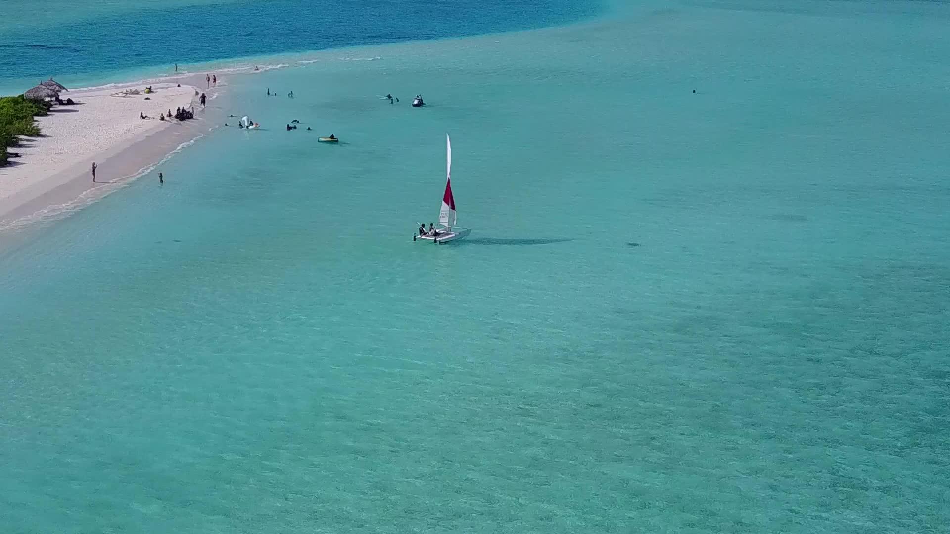 以白色沙滩为背景的海湾海滩视频的预览图
