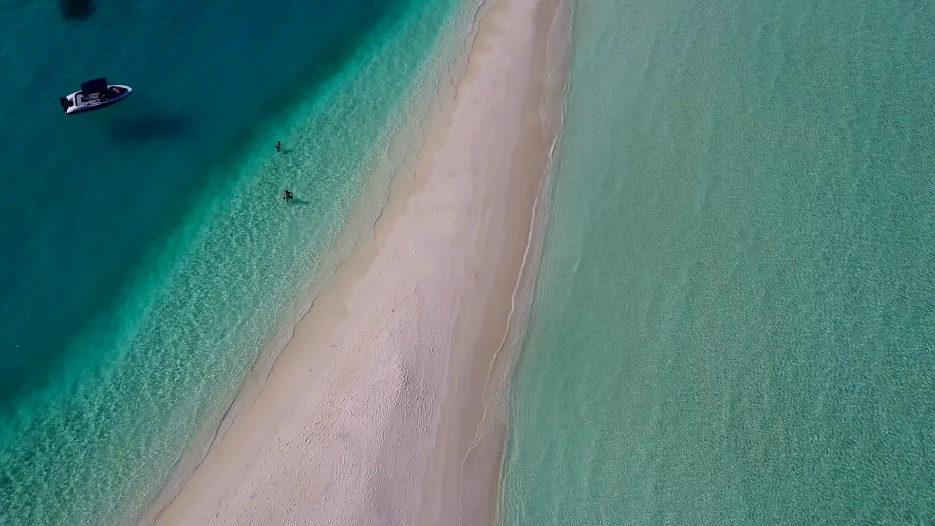 蓝色海平面浅沙背景视频的预览图