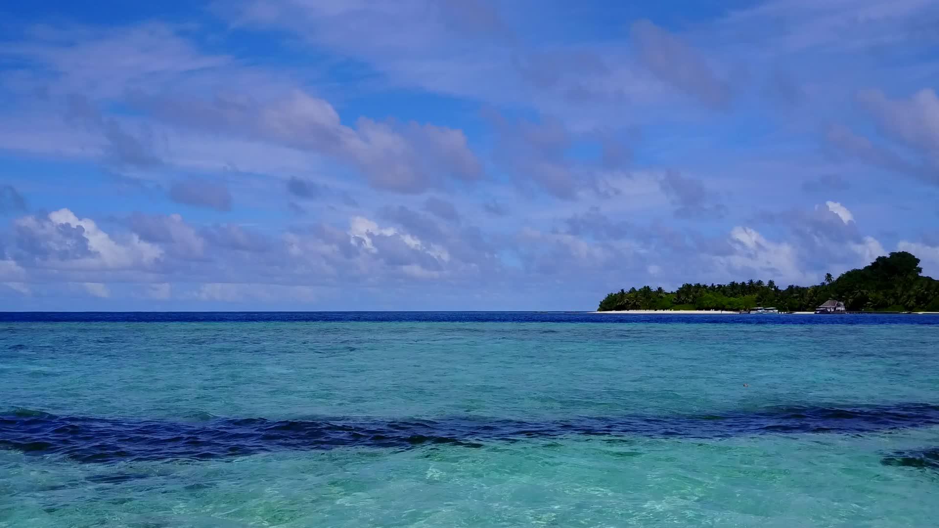 以清海为例以白沙为背景观赏天堂岛海滩方式的海景视频的预览图