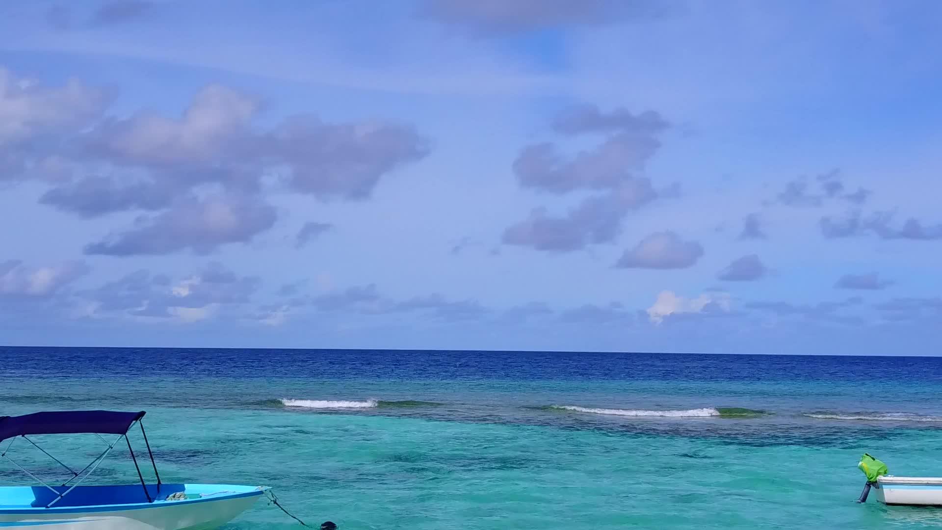 在绿松石海洋和白色滩背景下的异国海岸线海滩之旅视频的预览图