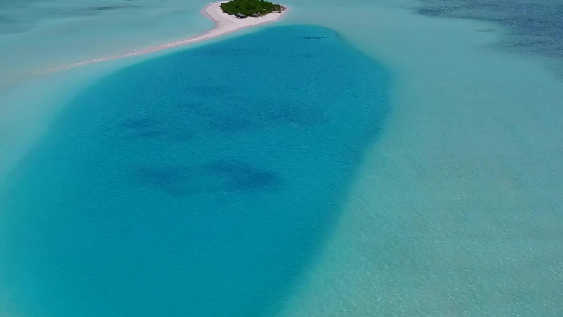 蓝海明亮沙滩背景下的豪华海景海滩生活方式空中无人机旅游视频的预览图