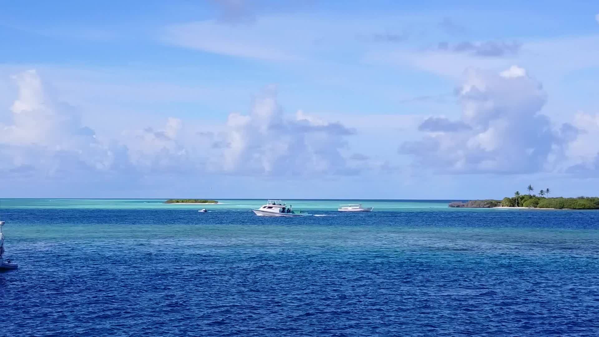 蓝绿色海洋和白沙背景海洋环礁海滩航行视频的预览图