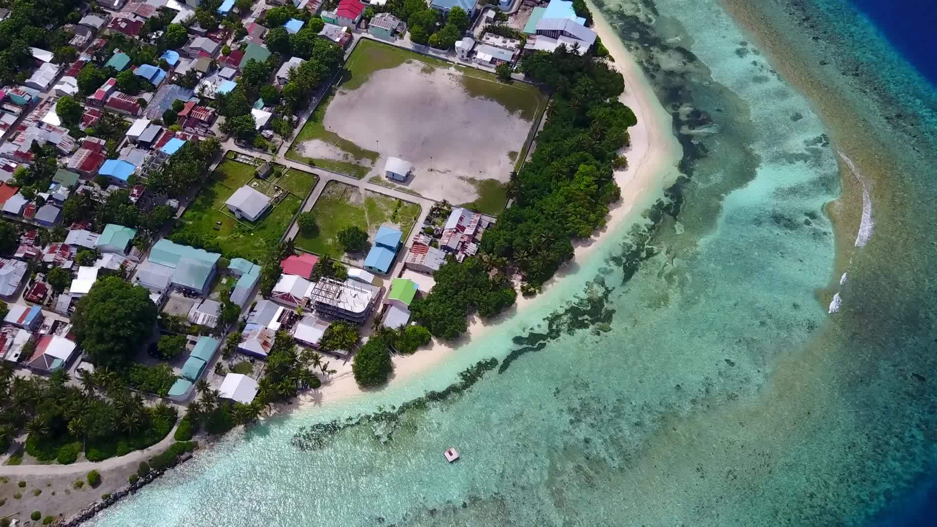 环礁湖以透明的白色沙子为背景作为旅游旅游海滩视频的预览图