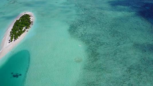 环礁湖海滩假日海景蓝水蓝海和白沙底视频的预览图