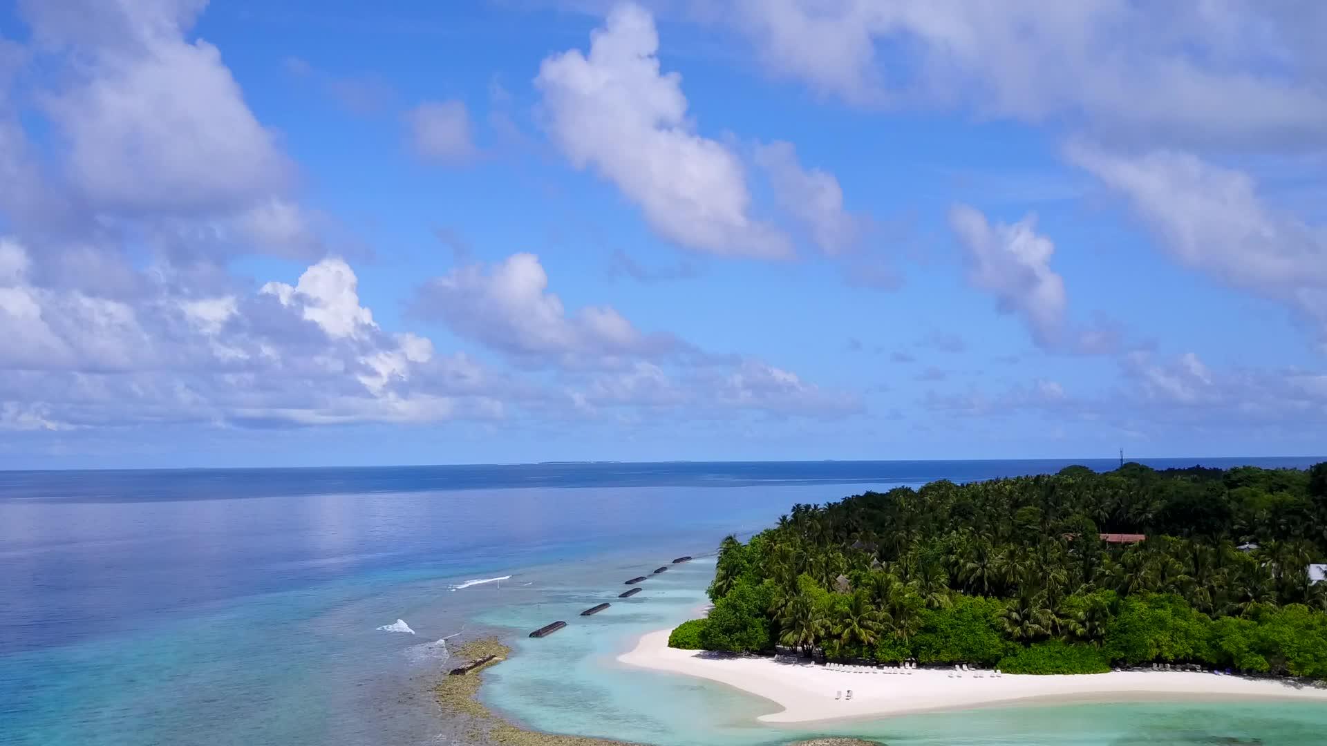 在明亮的洋和明亮沙子的背景下海上旅游海滩是空中海景视频的预览图