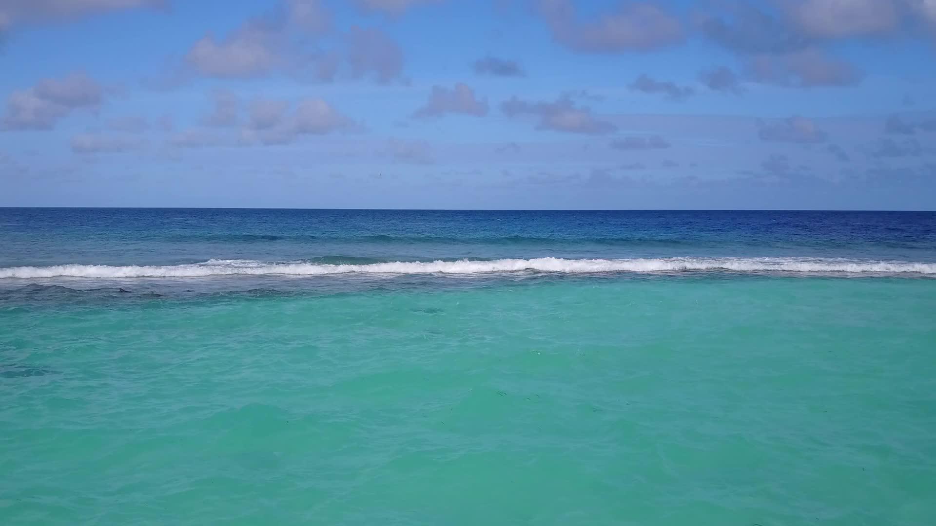 天堂度假胜地海滩时间以绿色海洋和白色海滩为背景视频的预览图