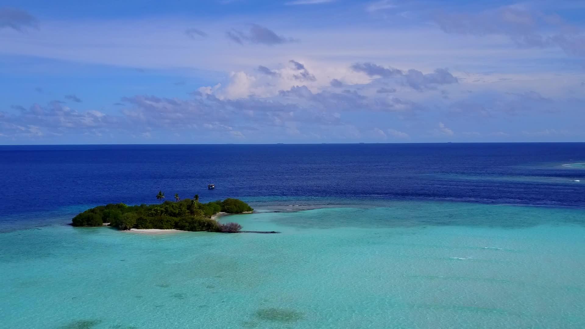 在蓝色环礁湖和白色沙尘的背景下在宁静的岛屿海滩上航行视频的预览图