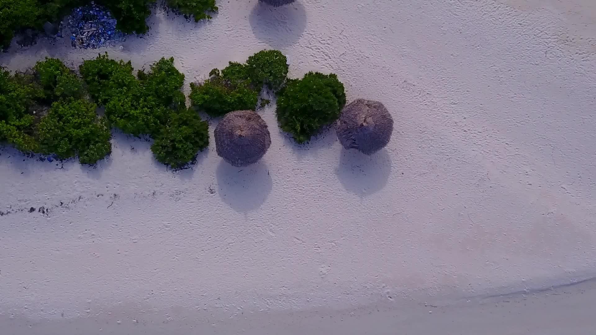 白沙底蓝海海湾海滩假日空中场景和白沙背景视频的预览图