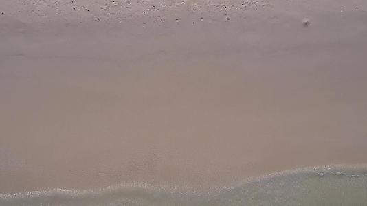 蓝绿色海洋和清洁海滩背景下的轻松岛海滩之旅视频的预览图