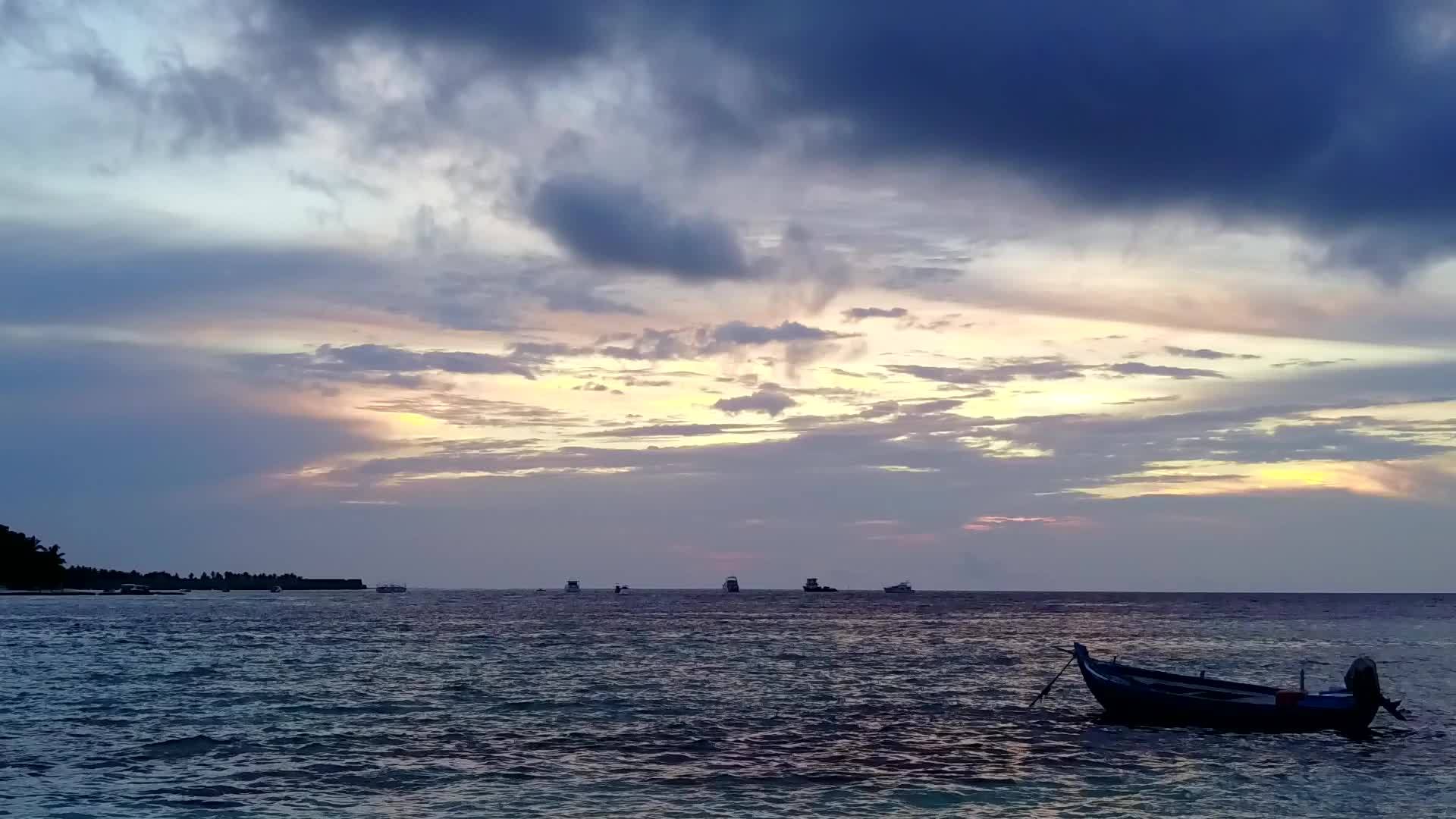 完美的海湾海滩之旅蓝海和白沙底蓝海视频的预览图