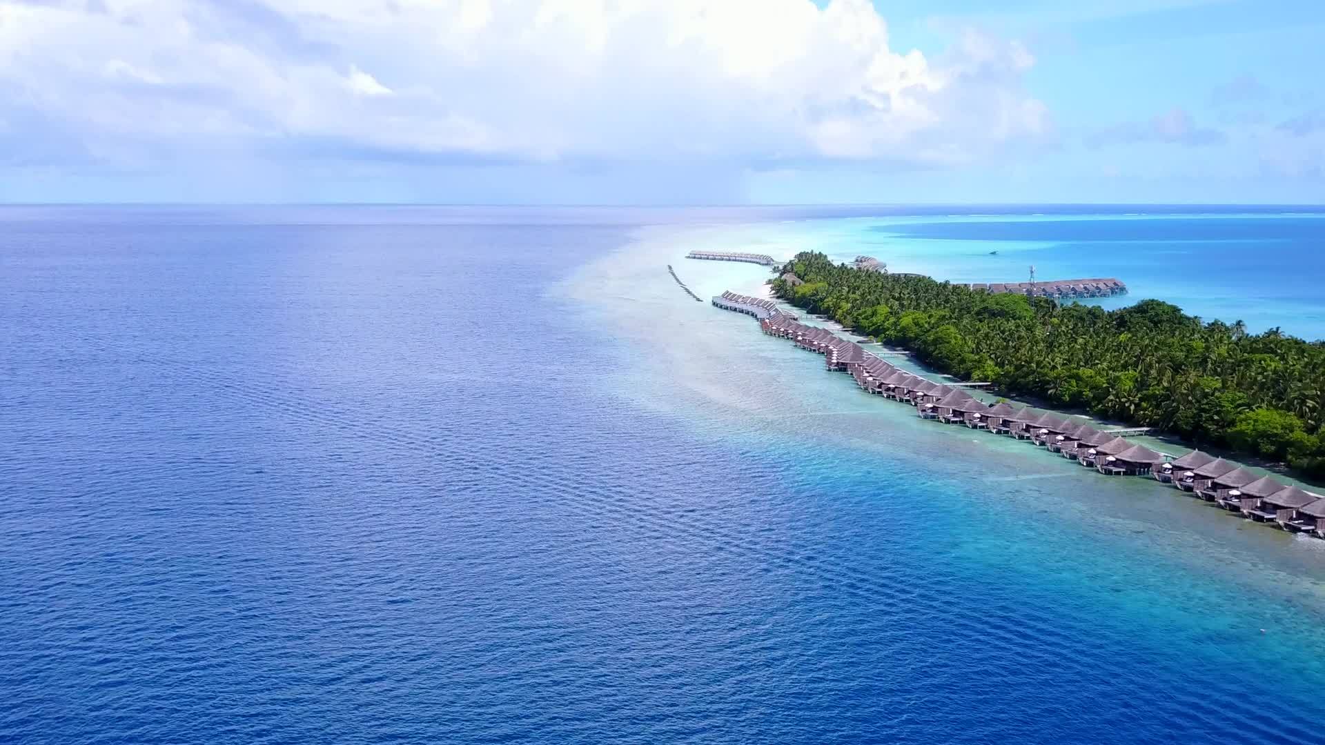 以蓝海和白色海滩为背景的白海冲出了豪华海湾海滩视频的预览图