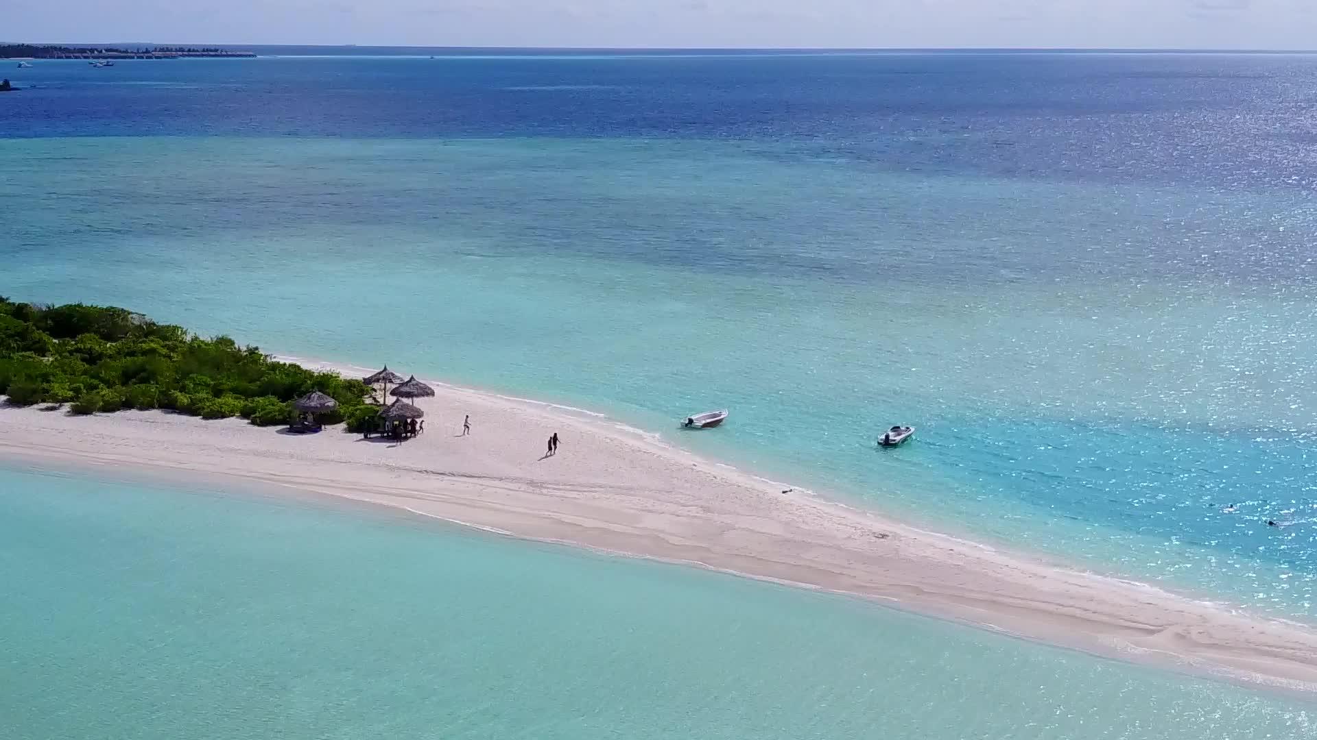 蓝绿色泻湖和白沙的海洋海景视频的预览图